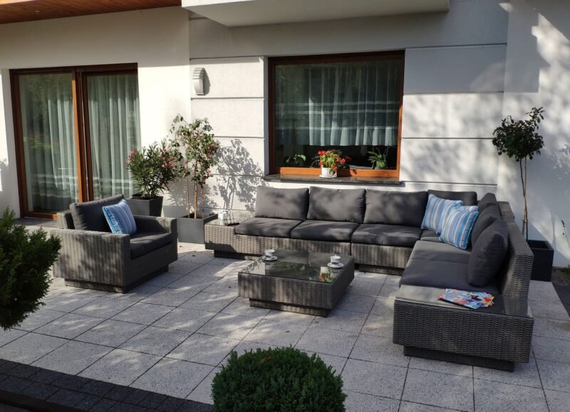 calabria-big-naroznik-na-taras-ze-stolikami-bocznymi-i-fotele-ogrodowy-2.jpg Nowoczesne meble ogrodowe CALABRIA BIG z fotelem - SZARY