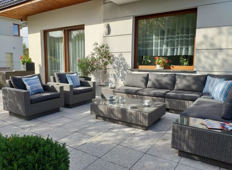 calabria-big-naroznik-na-taras-ze-stolikami-bocznymi-i-fotele-ogrodowy-3.jpg Nowoczesne meble ogrodowe CALABRIA BIG z fotelem - SZARY