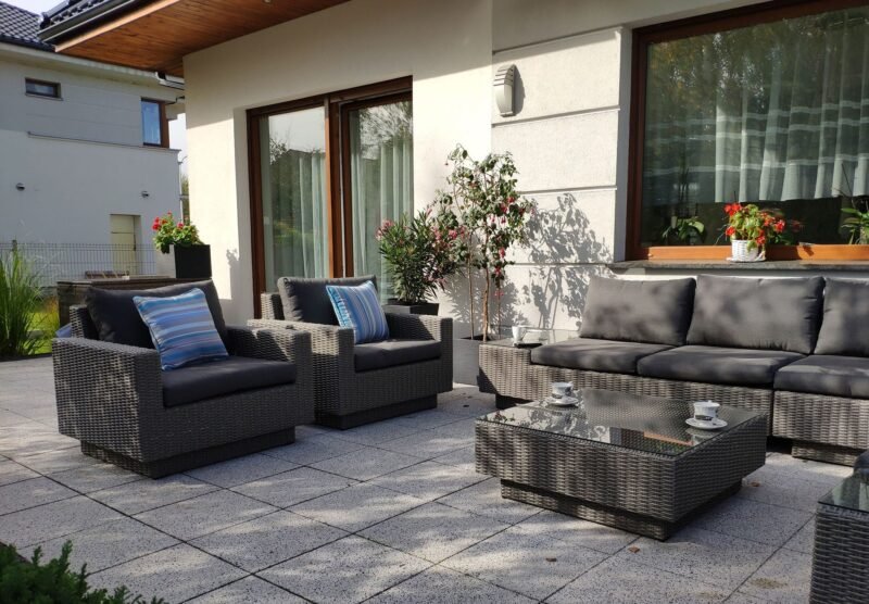 calabria-big-naroznik-na-taras-ze-stolikami-bocznymi-i-fotele-ogrodowy-4.jpg Nowoczesne meble ogrodowe CALABRIA BIG z fotelem - SZARY