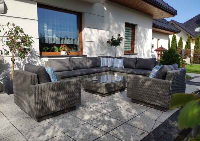 calabria-big-naroznik-na-taras-ze-stolikami-bocznymi-i-fotele-ogrodowy-5.jpg Nowoczesne meble ogrodowe CALABRIA BIG z fotelem - SZARY